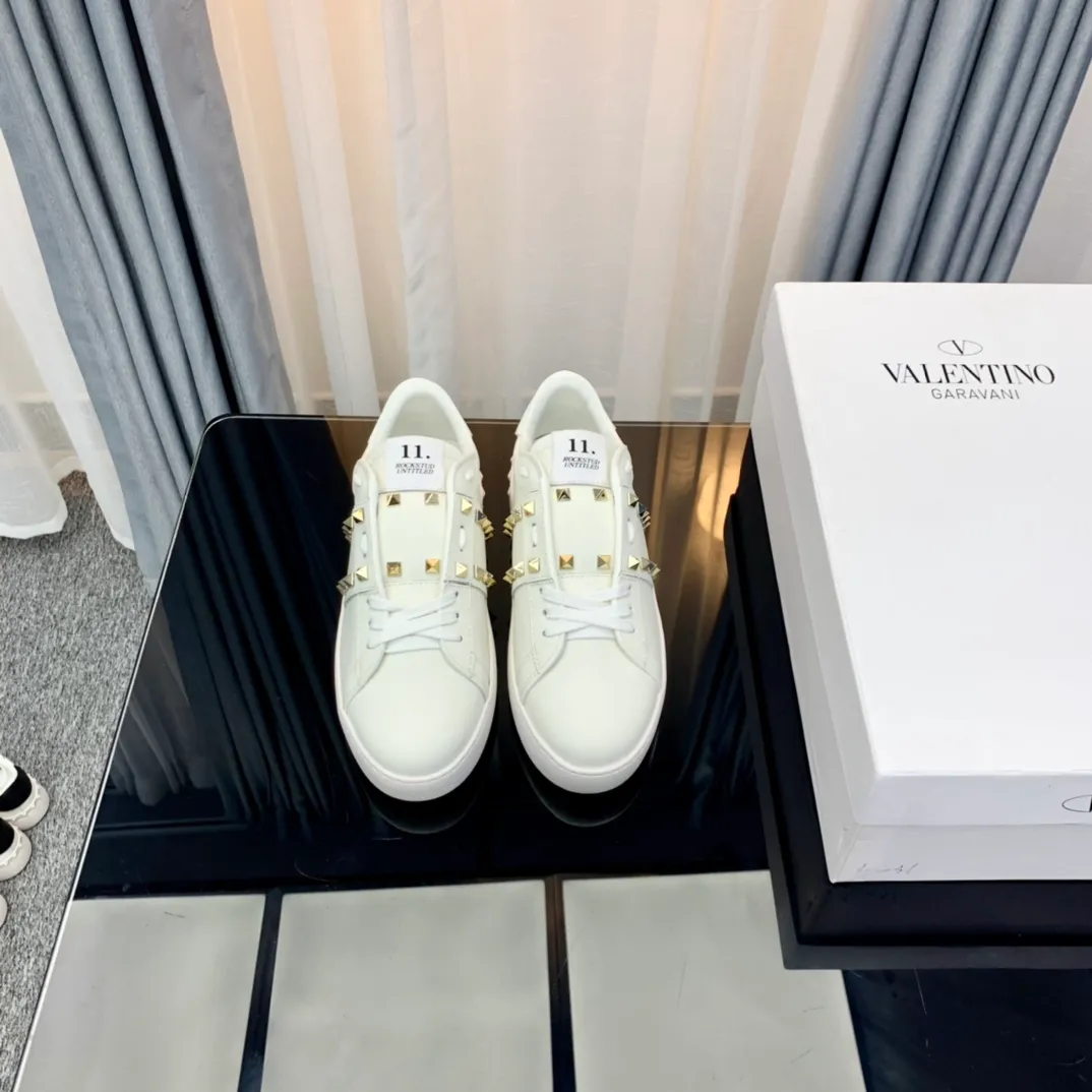 👟👟Ex-factory price 480👟👟 👟👟 VALENTINO Valentino sneakers 21ss new letter sneakers white shoes lace up sneakers Zhang Yixing's same rivet lace up casual shoes sneakers The highest version on the market! All details are consistent with the original version. Buy the original 1:1 replica. Material: original imported pebbled cowhide with VT original webbing and 3D printed color pattern. Inner lining: imported cowhide lining and cowhide foot pads. Outsole: exclusive molded TPU wear-resistant outsole. Strap: with rubber texture VLTN LOGO. Insole: authentic rubber insole. Original packaging box and full set of original packaging. Size: 35-40 ( 41🉑️No return or exchange for customization) 38-44 (45🉑️No return or exchange for customization)